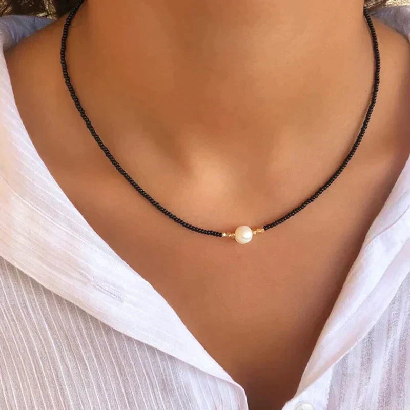 Schwarze Halskette mit natürlicher Perle, elegantes Schmuckdesign, Damenmode.