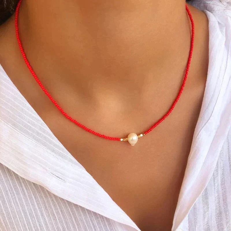 Rote Halskette mit natürlicher Perle, Damenmode, eleganter Schmuck, Geschenkidee.