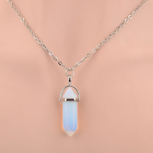 Silberkette mit opalblauem Kristallanhänger, eleganter Schmuck, Damenaccessoire.