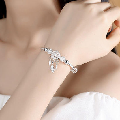 Silberarmband mit Traumfänger-Anhänger, Federn, Damenmode, Schmuckaccessoire.