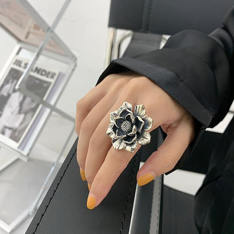 Silberner Blumenring, Damenmode, Statement-Schmuck, elegantes Accessoire, stilvoller Look.