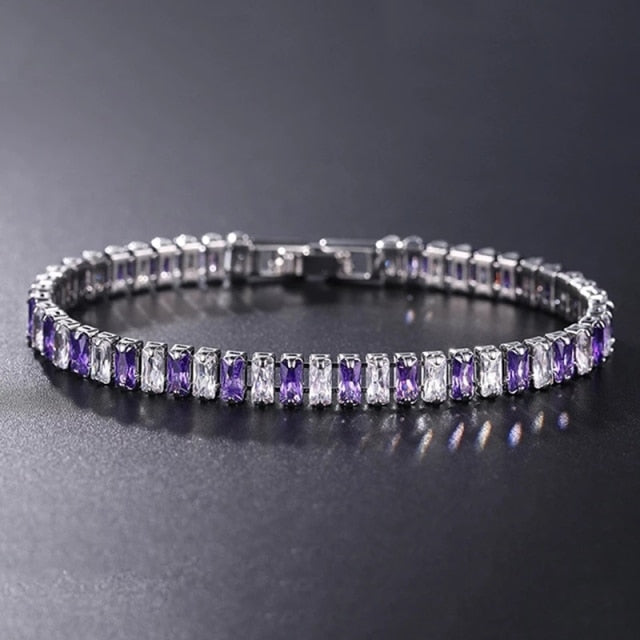 Silbernes Armband mit lila und klaren Kristallen, elegantes Schmuckstück für Damen.