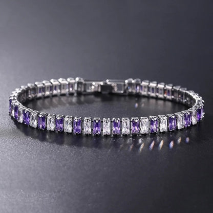 Silbernes Armband mit lila und klaren Kristallen, elegantes Schmuckstück für Damen.
