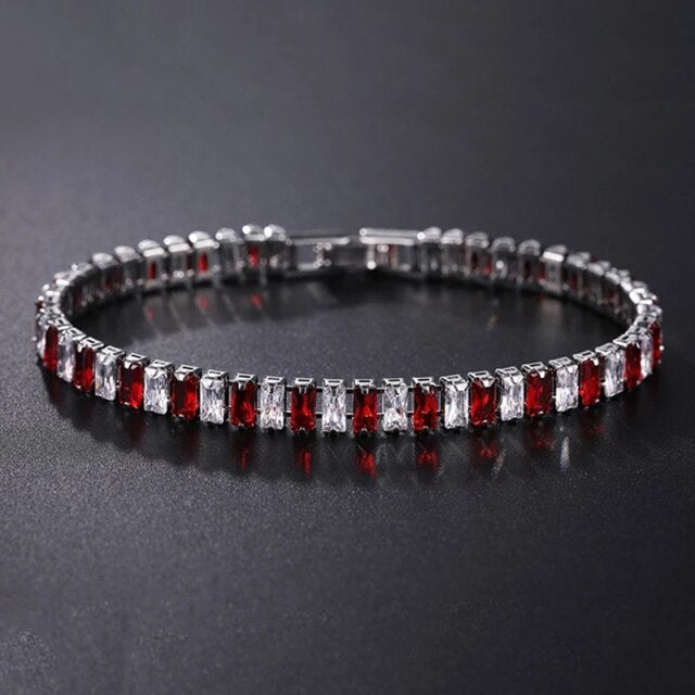 Silbernes Tennisarmband mit roten und klaren Kristallen, eleganter Schmuck für Damen.
