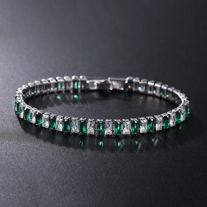 Silbernes Tennisarmband mit grünen und klaren Steinen, eleganter Schmuck für Damen.