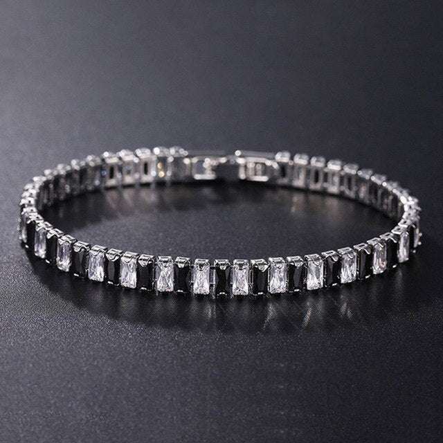 Silbernes Tennisarmband mit rechteckigen Zirkonia-Steinen, eleganter Schmuck für Damen.