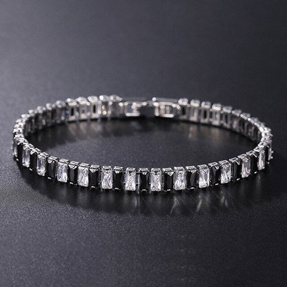 Silbernes Tennisarmband mit rechteckigen Zirkonia-Steinen, eleganter Schmuck für Damen.
