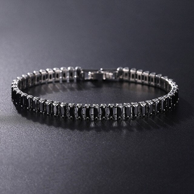 Silbernes Armband mit schwarzen Steinen, elegantes Design, Schmuck für Damen und Herren.
