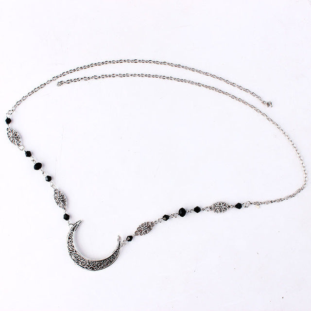 Silberne Halskette mit Halbmond-Anhänger, schwarzer Perlenverzierung, Damen-Schmuck.