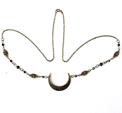 Antike goldene Halskette mit Halbmond-Anhänger, filigranes Design, Damen-Schmuck.