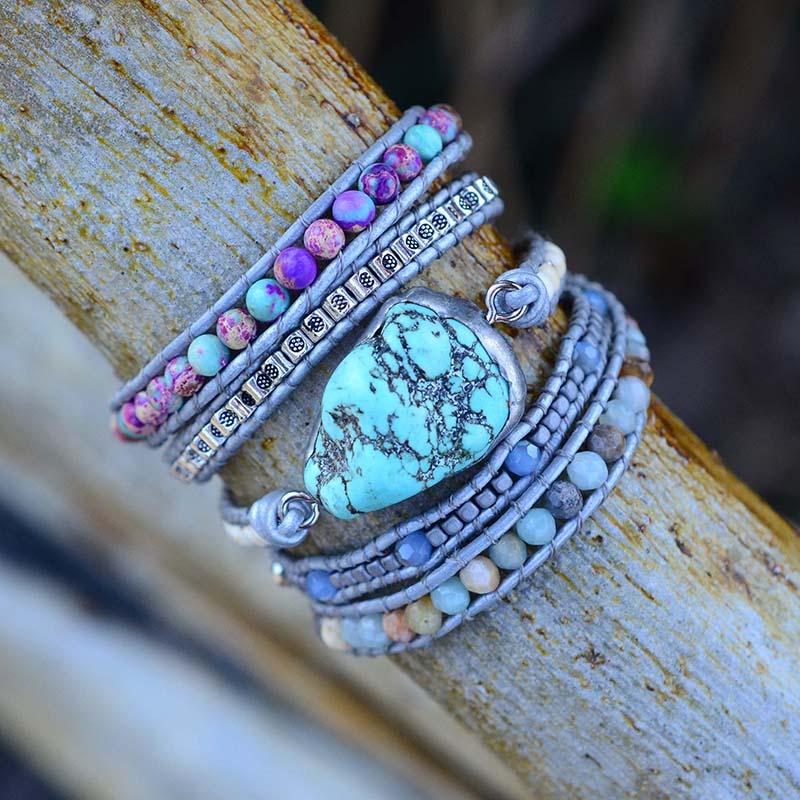 Mehrlagiges Armband mit türkisfarbenem Stein, Perlen und Lederband, Boho-Schmuck.