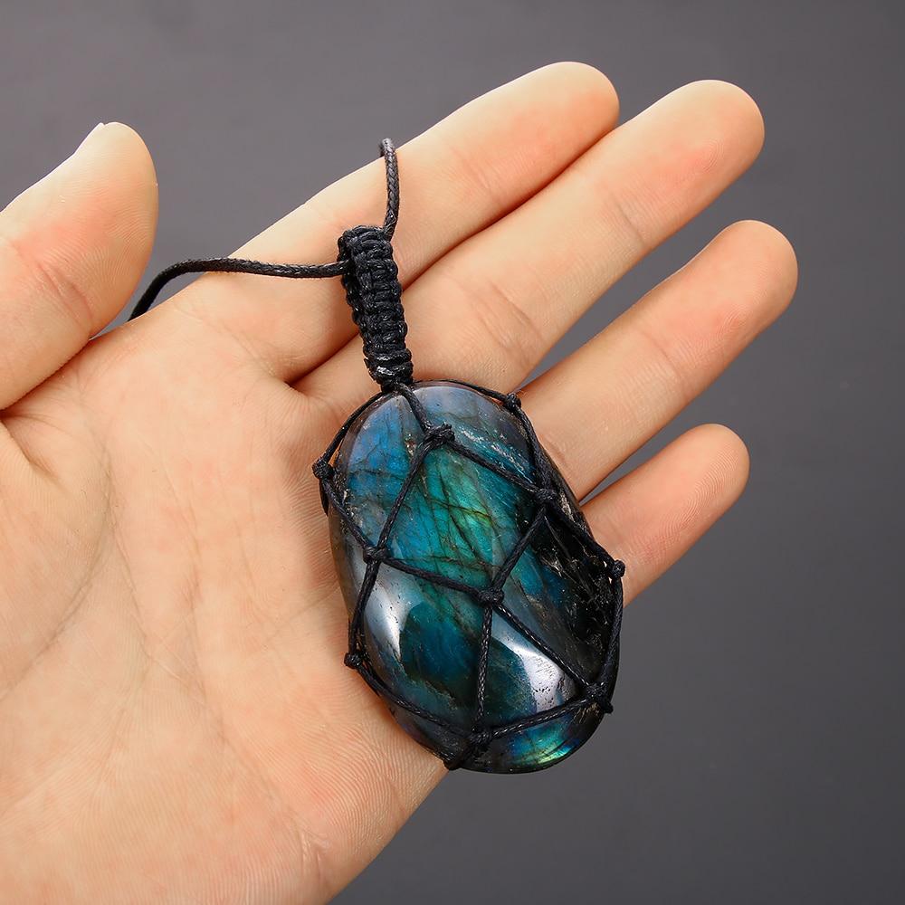 Labradorit-Anhänger in schwarzer Makramee-Fassung, handgefertigter Schmuck, blauer Edelstein.