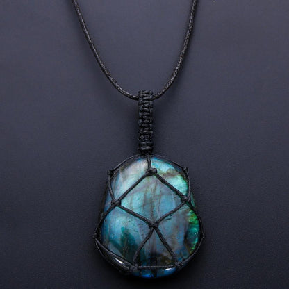 Labradorit-Anhänger mit schwarzem Makramee, handgefertigter Schmuck, schimmernder Edelstein.