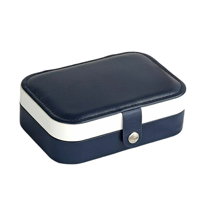 Dunkelblaue Schmuckschatulle aus Leder mit Druckknopfverschluss, rechteckig, elegant.