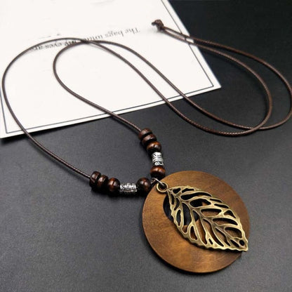 Braune Halskette mit Holzperlen und Metallblatt-Anhänger, Boho-Stil, handgefertigt.