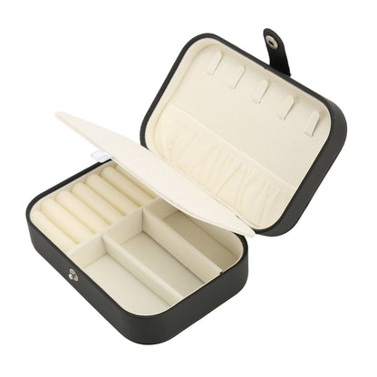 Schwarze Schmuckbox aus Leder, offen, mit Fächern und Ringhaltern, tragbar, elegant.