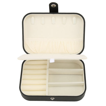 Schwarze Schmuckbox aus Leder mit Fächern und Ringrollen, tragbar, ideal für Reisen.