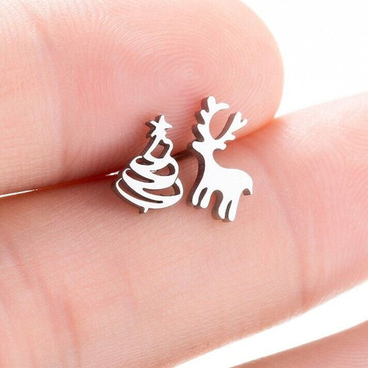 Silberne Weihnachtsbaum- und Rentier-Ohrringe, minimalistisch, festlicher Schmuck.