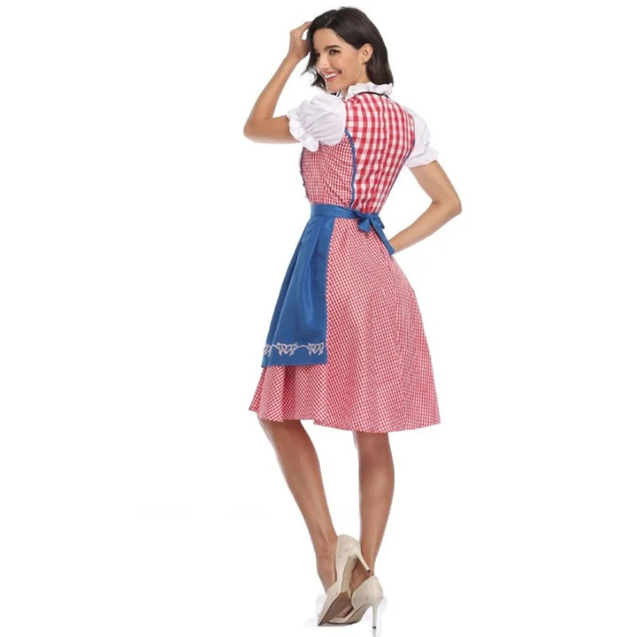 Model set bagfra i dirndl med blåt forklæde, rødternet ryg og skørt og forklædet bundet med sløjfe. 9