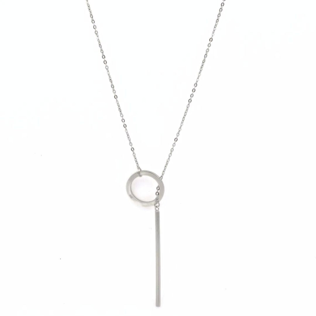 Silberne Halskette mit Kreis- und Stabanhänger, minimalistisches Design, eleganter Schmuck.