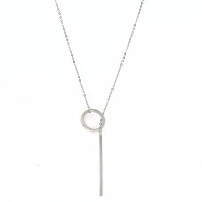 Silberne Halskette mit Kreis- und Stabanhänger, minimalistisches Design, eleganter Schmuck.