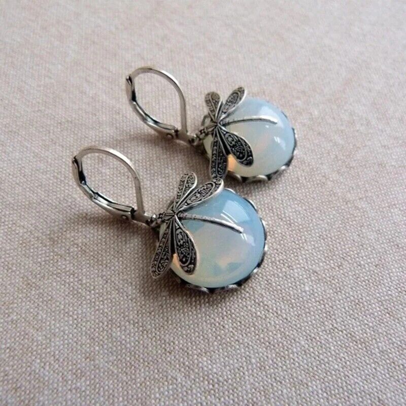 Silberne Libellen-Ohrringe mit Opalstein, handgefertigt, eleganter Schmuck für Damen.