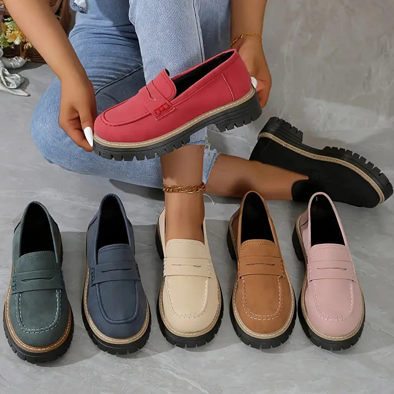 Samling af loafers i seks farver: rød, grøn, blå, beige, brun og lyserød, mens en model holder den røde op. 2