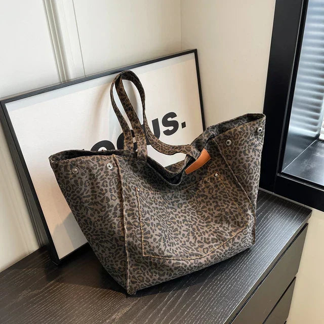 Oversized skuldertaske i lærred med leopardprint - lilla