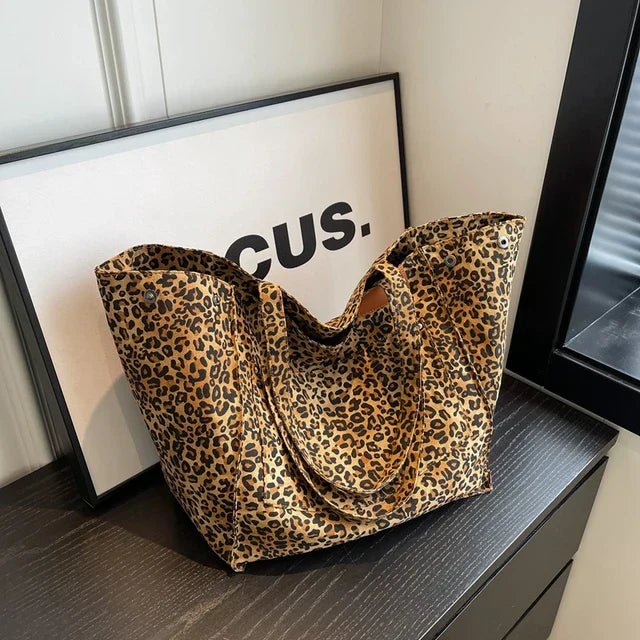 Oversized skuldertaske i lærred med leopardprint - lilla