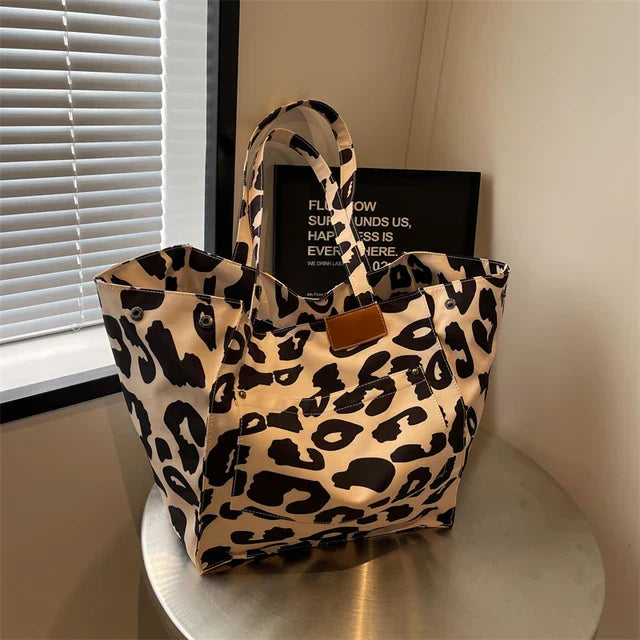 Oversized skuldertaske i lærred med leopardprint - lilla