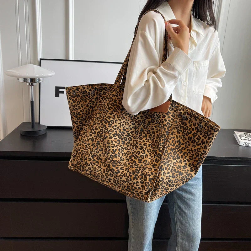 Oversized skuldertaske i lærred med leopardprint - lilla