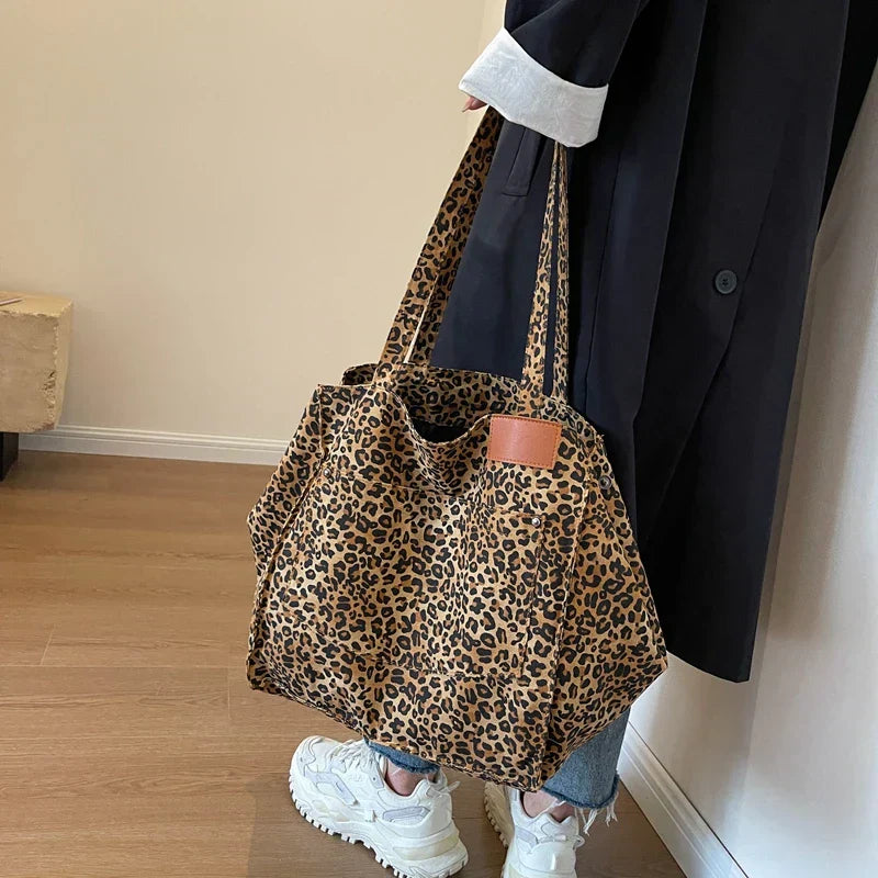 Oversized skuldertaske i lærred med leopardprint - lilla