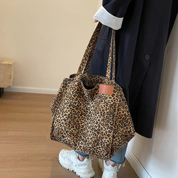 Oversized skuldertaske i lærred med leopardprint - lilla