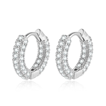 Silberne Creolen Ohrringe mit Kristallen, eleganter Schmuck, funkelnd, modisch, Damenaccessoire.