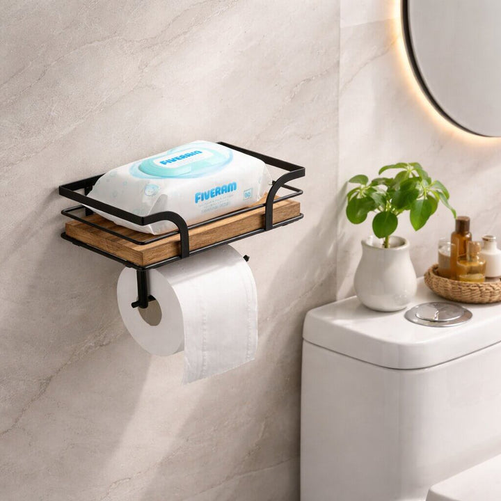 Holderen på en marmorvæg ved et toilet, med en pakke vådservietter på hylden og en toiletrulle på stangen under. 2